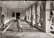 Akli vaikai žaidžia gūžynes arkadoje tarp piliorių. Overbruko mokykla Filadelfijoje. 1912