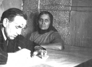 Jurgis Dovydaitis su pateikėja Michalina Karloniene Kabeliuose. 1952. Nuotraukos iš autorės asmeninio archyvo