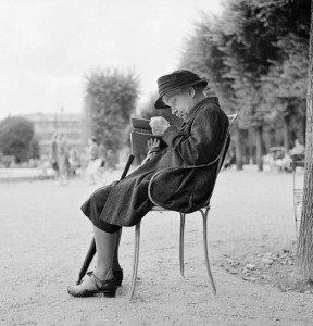 Bill Perlmutter. Parke skaitanti moteris. Paryžius. 1956