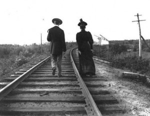 Pora, išėjusi pasivaikščioti bėgiais. Trua Rivjeras. Kvebekas. 1900
