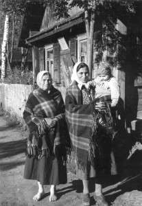 Rimdžiūnų lietuvės Domicelė Trepšienė ir jos dukra Jania Pukštienė su pirktiniais „rūbeliais“. 1956. Vacio Miliaus nuotrauka