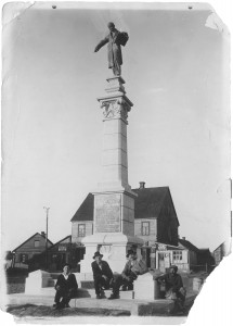 Vincas Grybas (antras iš kairės) ir jo padėjėjas Pranciškus Mikutaitis prie pastatyto paminklo Simonui Daukantui. Papilė. 1930 m. rugpjūtis. Jono Sinkevičiaus nuotrauka. Vidos Girininkienės asmeninė nuosavybė
