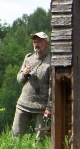 Stasys Stacevičius Sapiegiškiuose, poeto Antano Kalanavičiaus tėviškėje, 2012 m. birželį.  Autorės nuotrauka