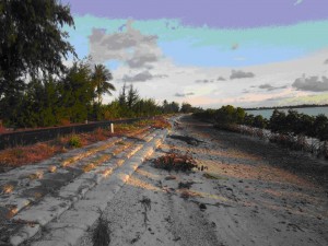 Išilgai plono ir ilgo Taravos atolo besidriekiantis kelias. Aukštis virš jūros lygio vargiai siekia 2 metrus, tad kelias neretai apsemiamas