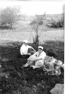 Venantas Mačiekus su žmona Margarita sekmadieninio žygio metu. Vilniaus apylinkės. 1970. Nuotrauka iš šeimos albumo