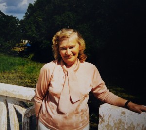 Valentina Genienė-Barauskienė ant tilto per Nemunėlį. 1999. Asmeninio archyvo nuotrauka