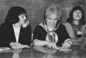 Irena Veisaitė, Irena Aleksaitė ir Audronė Girdzijauskaitė „Teatro mozaikos“ renginyje Pedagoginiame institute. Apie 1983. Onos Pajedaitės nuotrauka